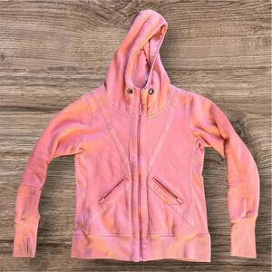 “Cozy Elegance: The Pink Long-Sleeved Sweater”